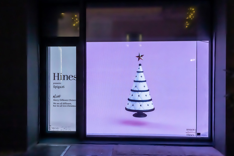Vetrina di HInes con Albero di Natale